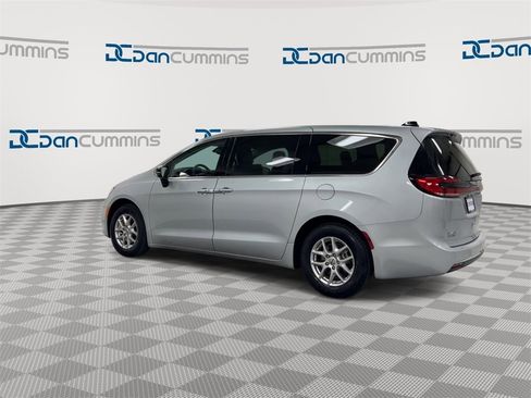 Used 2024 Chrysler Pacifica Touring-L image 6