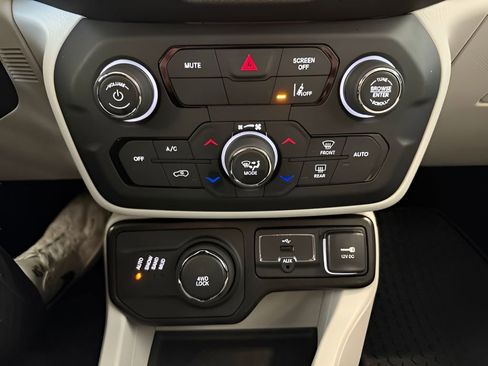 Used 2022 Jeep Renegade Limited AWD/4WD image 22
