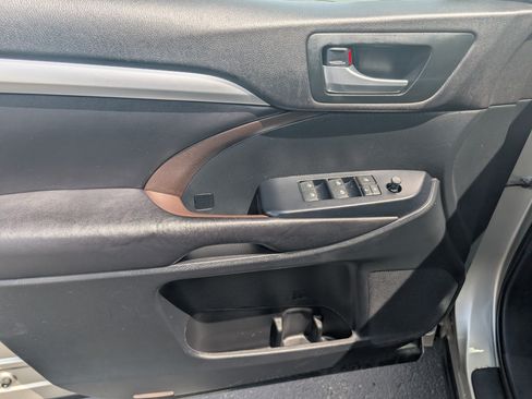 Used 2016 Toyota Highlander XLE AWD/4WD image 10