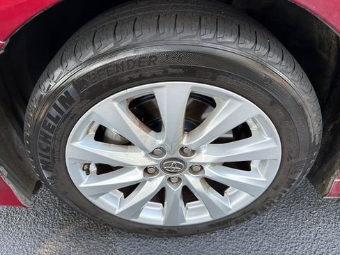 Used 2018 Toyota Camry LE w/ Convenience Package FWD image 11