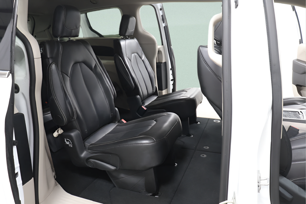 Used 2024 Chrysler Pacifica Touring-L FWD image 27
