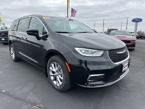 New 2026 Chrysler Pacifica Select image 2