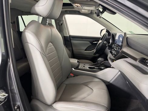 Used 2023 Toyota Highlander XLE FWD image 34