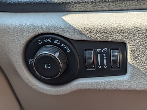 Used 2024 Chrysler Pacifica Limited FWD image 16