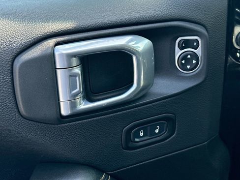 Used 2025 Jeep Wrangler Unlimited Sahara AWD/4WD image 17