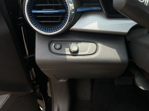 Used 2025 Chevrolet Trax LT FWD image 22