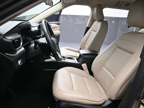Used 2021 Ford Explorer XLT w/ Equipment Group 202A RWD image 9