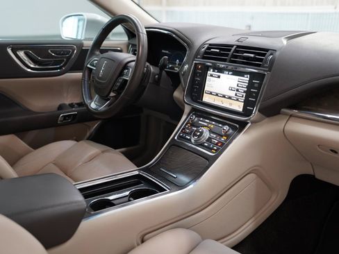 Used 2018 Lincoln Continental Select w/ Continental Climate Package FWD image 17