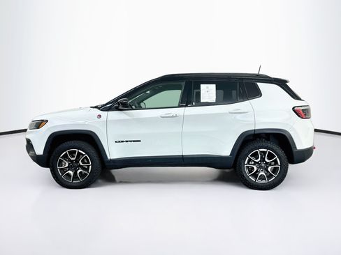 Used 2025 Jeep Compass Trailhawk AWD/4WD image 4