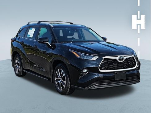 Used 2023 Toyota Highlander XLE AWD/4WD image 1