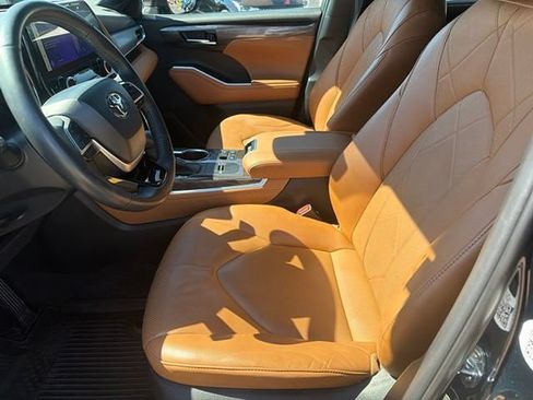 Used 2023 Toyota Highlander Platinum FWD image 4
