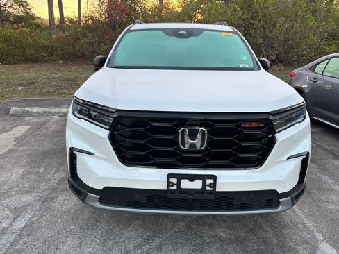 Used 2023 Honda Pilot TrailSport image 2