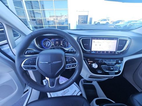 Used 2024 Chrysler Pacifica Touring-L image 17