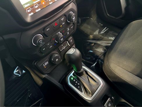 Used 2023 Jeep Renegade Latitude AWD/4WD image 29