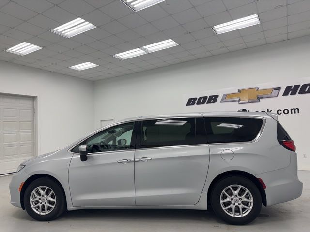 Used 2023 Chrysler Pacifica Touring-L FWD image 8