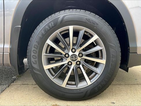 Used 2018 Toyota Highlander XLE AWD/4WD image 11