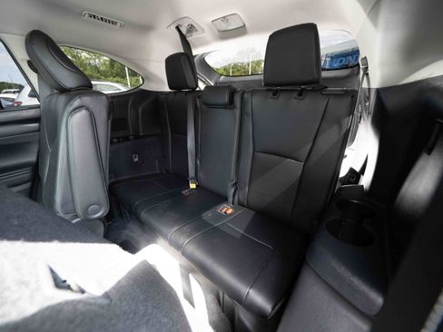 Used 2023 Toyota Highlander XLE AWD/4WD image 24