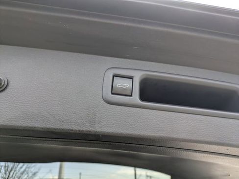 Used 2023 Toyota Highlander XLE image 32