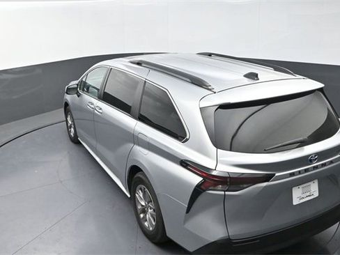 Used 2023 Toyota Sienna XLE image 13