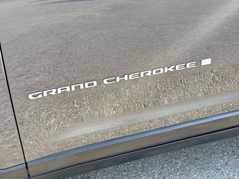 Certified 2024 Jeep Grand Cherokee Laredo RWD image 12