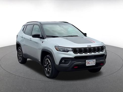 Used 2025 Jeep Compass Trailhawk w/ Trailer Tow Group AWD/4WD image 3