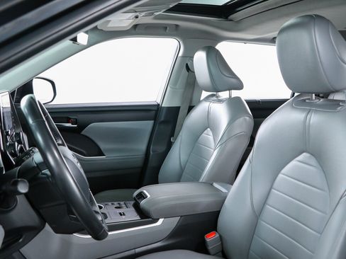Used 2024 Toyota Highlander XLE FWD image 24