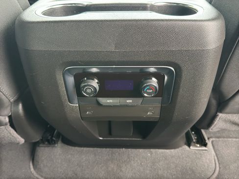 Used 2025 Chevrolet Suburban Z71 AWD/4WD image 33