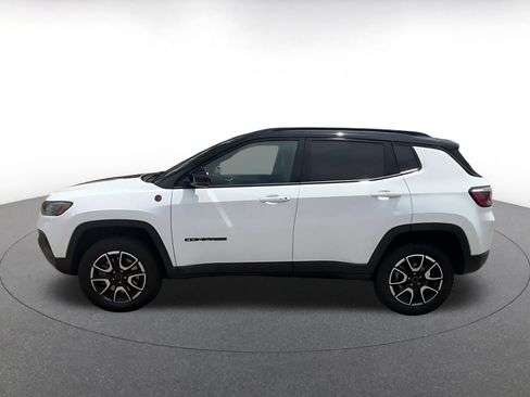 Used 2025 Jeep Compass Trailhawk AWD/4WD image 9