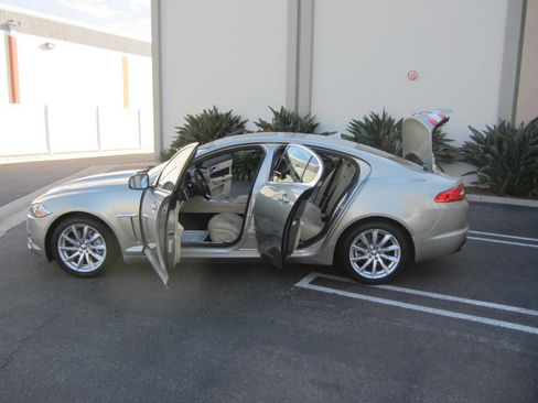 Used 2013 Jaguar XF image 9