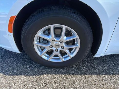 Used 2023 Chrysler Pacifica Touring-L image 10