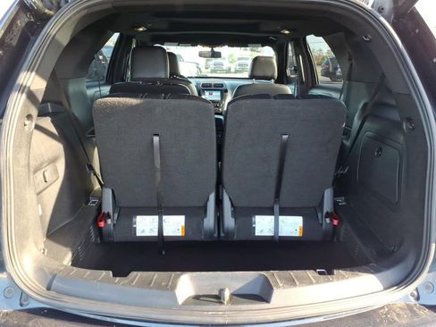 Used 2017 Ford Explorer XLT w/ Equipment Group 202A image 7