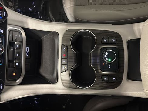 Used 2020 GMC Acadia SLT w/ Driver Alert Package II image 21