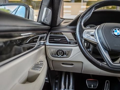 Used 2018 BMW 740i xDrive AWD/4WD image 38