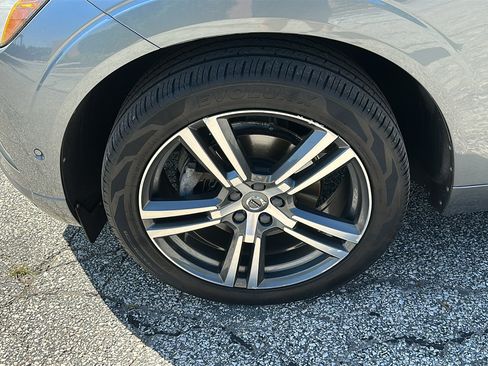 Used 2018 Volvo XC60 T5 Momentum w/ Convenience Package AWD/4WD image 8
