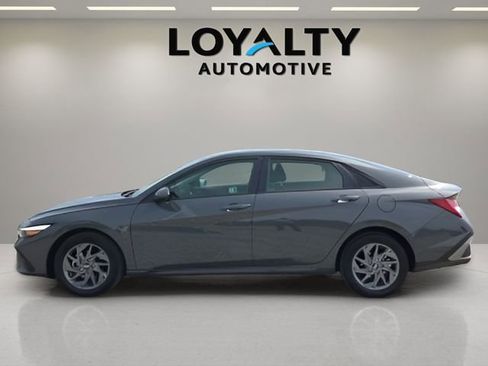 Used 2025 Hyundai Elantra Blue image 2