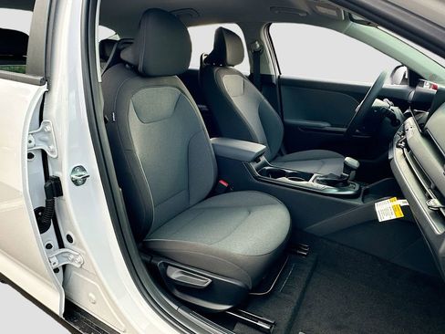 New 2025 Kia K4 LXS image 25