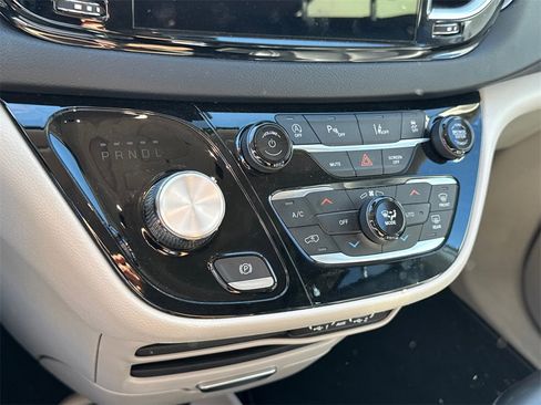 Used 2023 Chrysler Pacifica Touring-L image 12