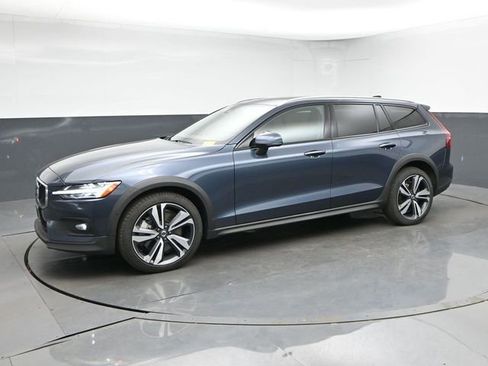 Used 2025 Volvo V60 B5 Cross Country Plus AWD/4WD image 4