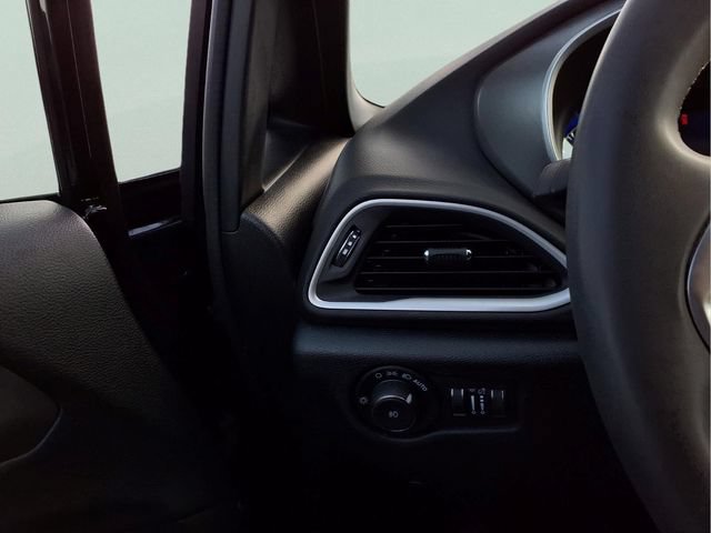 Used 2025 Chrysler Pacifica Select FWD image 12