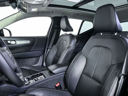 Certified 2025 Volvo XC40 B5 Plus image 7