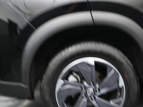 Used 2025 Nissan Rogue SV FWD image 11