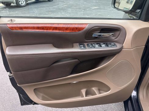 Used 2014 Chrysler Town & Country Touring FWD image 17