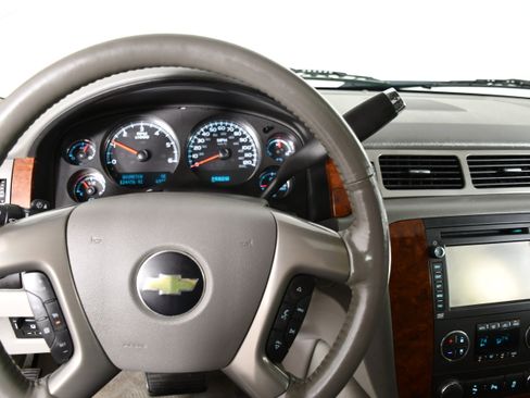 Used 2013 Chevrolet Suburban LTZ image 17