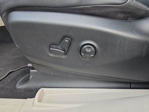 Used 2024 Chrysler Pacifica Touring-L FWD image 11