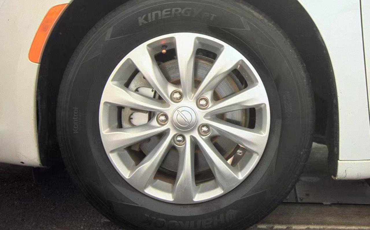 Used 2019 Chrysler Pacifica Touring-L FWD image 9