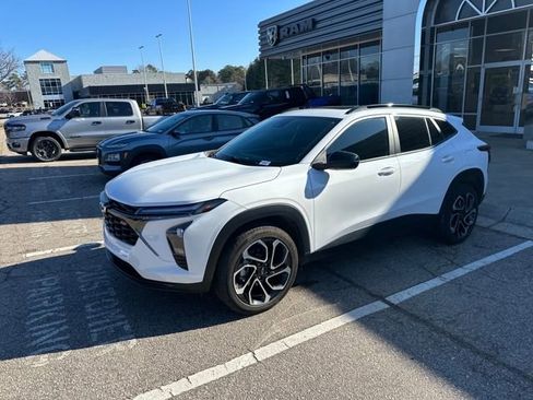 Used 2024 Chevrolet Trax RS w/ Sunroof Package image 2