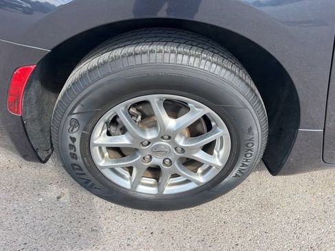Used 2021 Chrysler Pacifica Touring FWD image 18