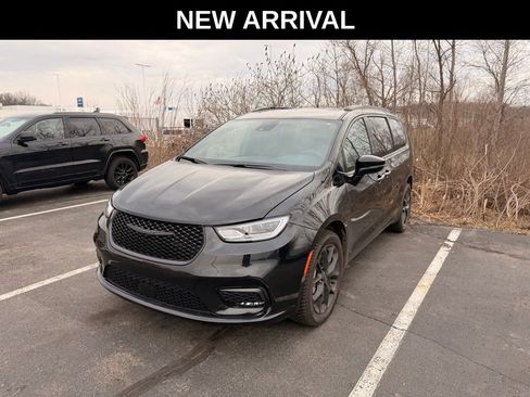 Used 2023 Chrysler Pacifica Limited w/ S Appearance Package image 1