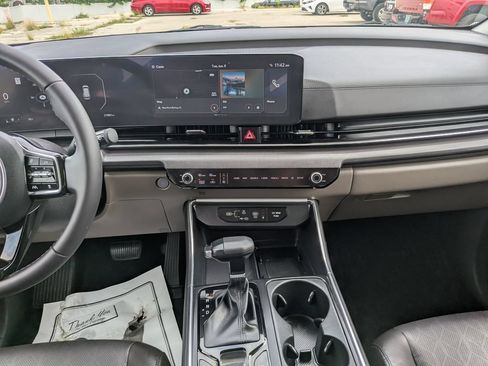 Certified 2025 Kia Carnival SX FWD image 17