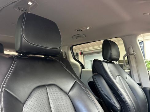 Used 2023 Chrysler Pacifica Touring-L FWD image 23